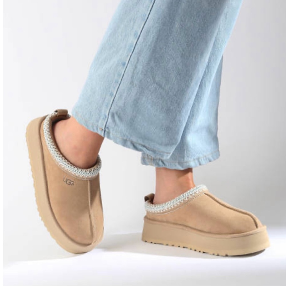 UGG Tazz women size  10 
BestSeller/ gently used 
Color :Sand
